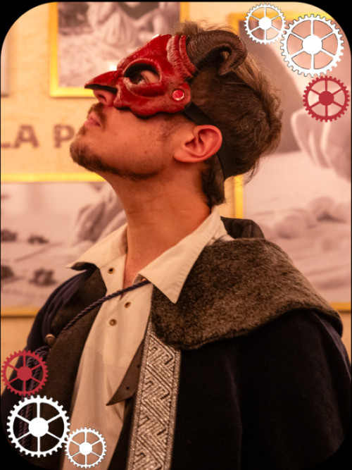 Participante con máscara veneciana en cluedo en vivo de Carnaval de Venecia